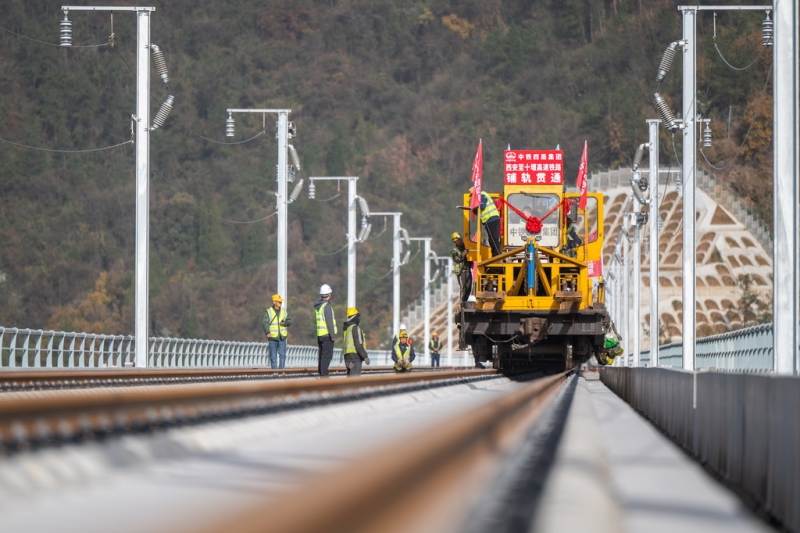 在湖北十堰神定河特大桥上，西安至十堰高速铁路（简称“西十高铁”）全线铺轨贯通